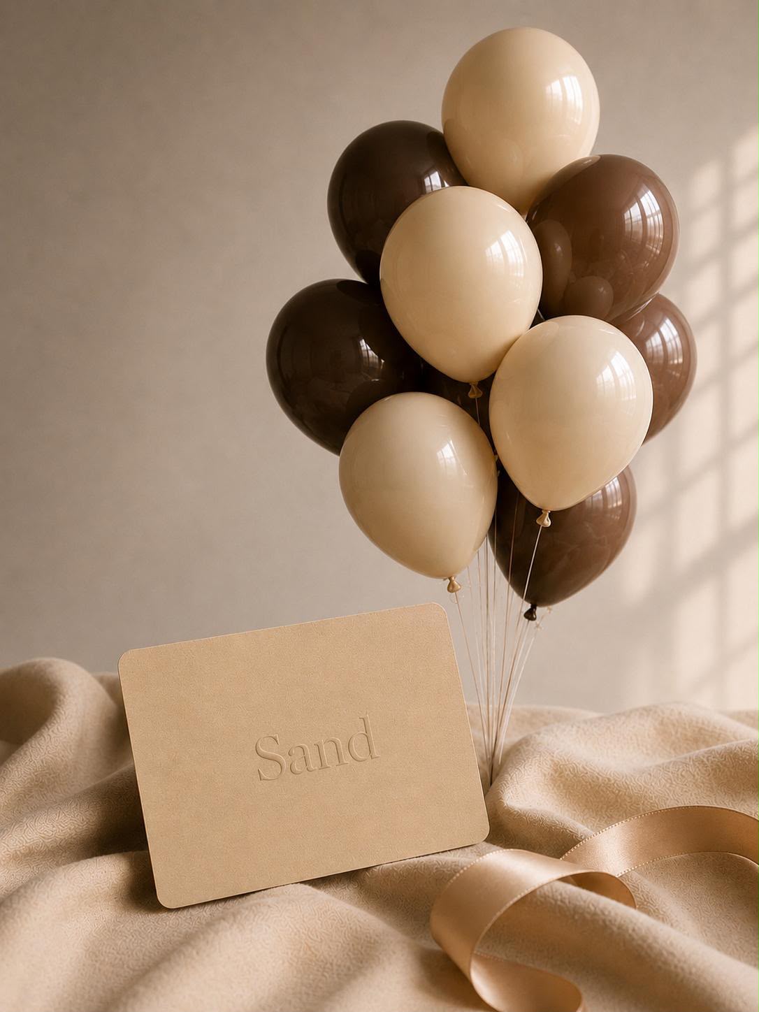 Carte cadeau SAND Pilates & Wellness avec bouquet de ballons beige et chocolat
